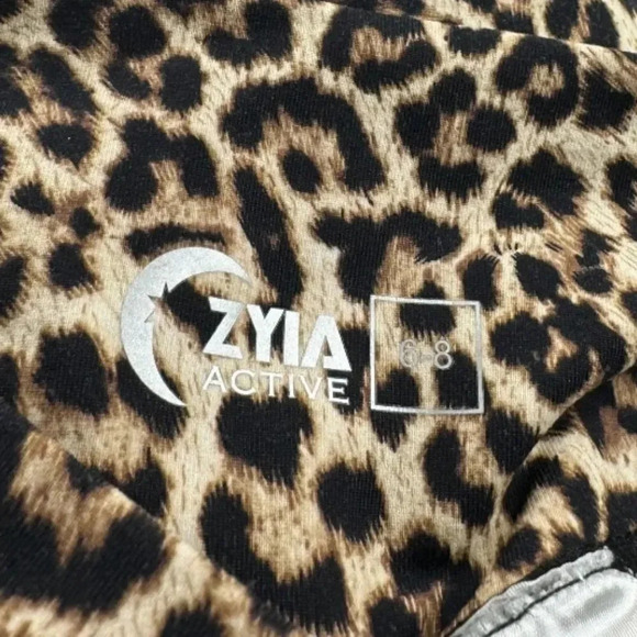 Zyia Active Leopard Brilliant Scrunch leggings - Picture 4 of 9